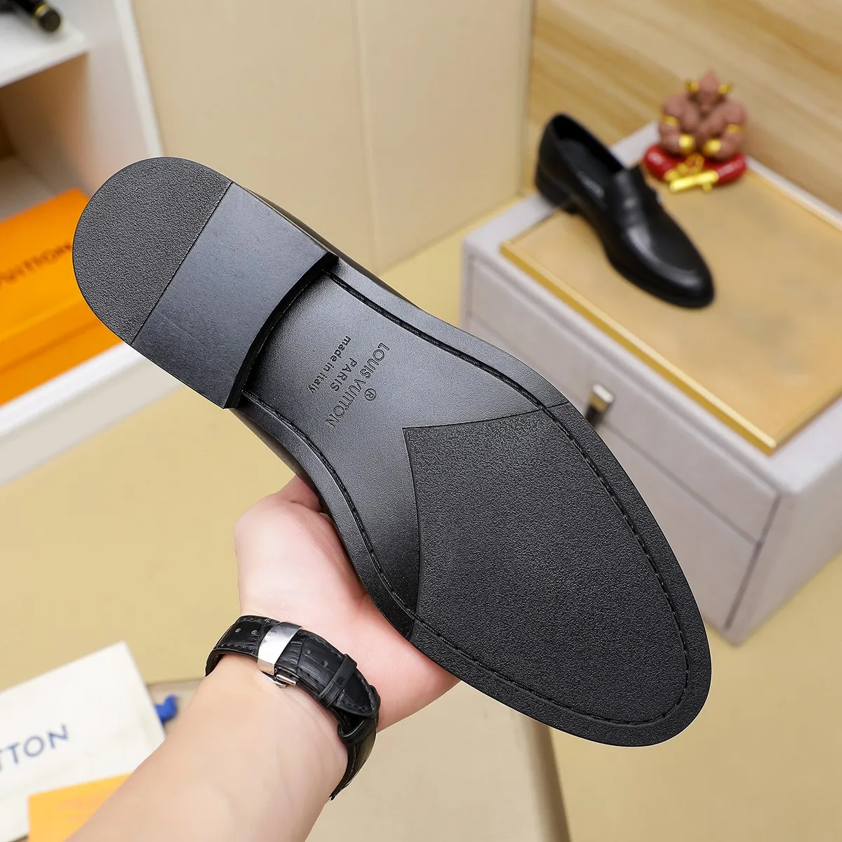 Men's Men's Shoes 💰420 💰[Louis Vuitton] LV high-end business formal leather shoes! ! Luxurious and elegant style, equal emphasis on practicality and style, professional focus on details and quality, counter original 1⃣️: 1⃣️ super accurate reproduction👍🏻! Material: The upper is made of imported original soft 🐂cowhide ➕imported first-layer sheepskin lining. Original anti-slip and wear-resistant outsole! Code number: 39--45, (38.46 custom-made) Large quantities in stock!